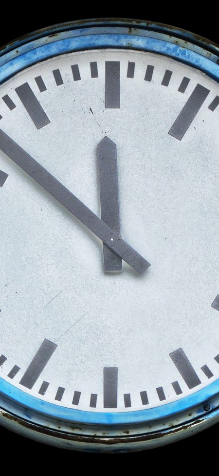 sunny77 周回顾页面截图，屏幕上显示折线图与按主题聚合的记录分组，右侧有简短统计数字